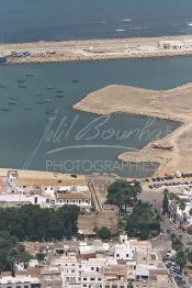 Image du Maroc Professionnelle de  Vue aérienne d'Asilah, ville du nord du Maroc sur l'océan Atlantique à 40 km au sud de Tanger, Vendredi 9 Août 2002.  (Photo / Abdeljalil Bounhar)



